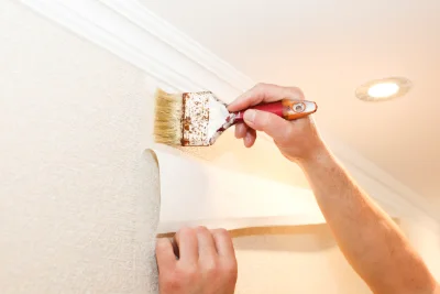 Pose de papier peint à Traves — revêtements muraux et toiles de verre